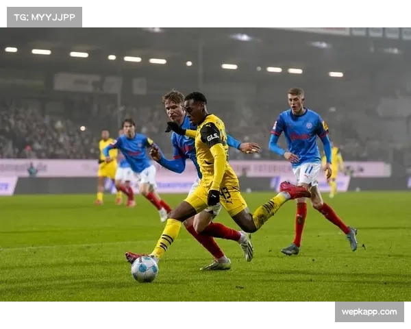 三中卫体系使用率上升 德甲球队注重防守层次与边路推进